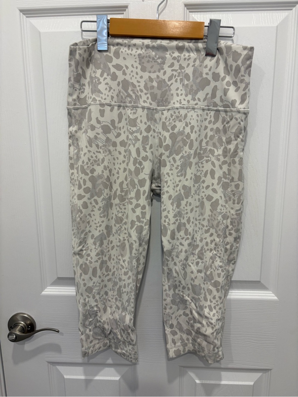lululemon athletica size 10 light Gray Animal-Print Capri Leggings #1040